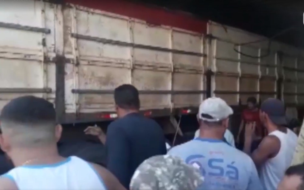 Carreta desgovernada desce ladeira, invade academia e bate em carro em Macaúbas 