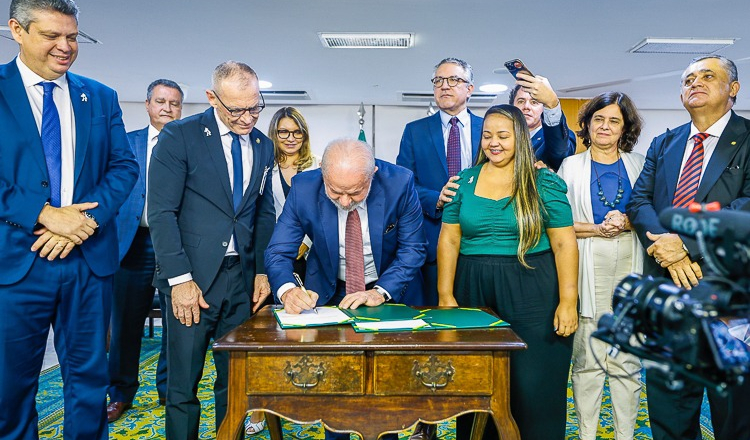 Lula assina projeto de lei que libera verba para piso da enfermagem