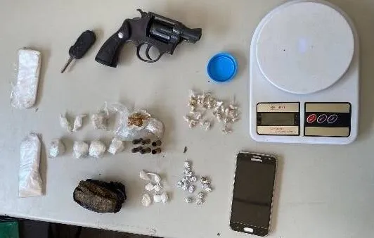 Dois homens são detidos após perseguição policial e apreensão de arma e drogas em Guanambi