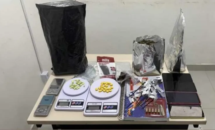 Polícia apreende drogas, munições e balanças em condomínio de Vitória da Conquista