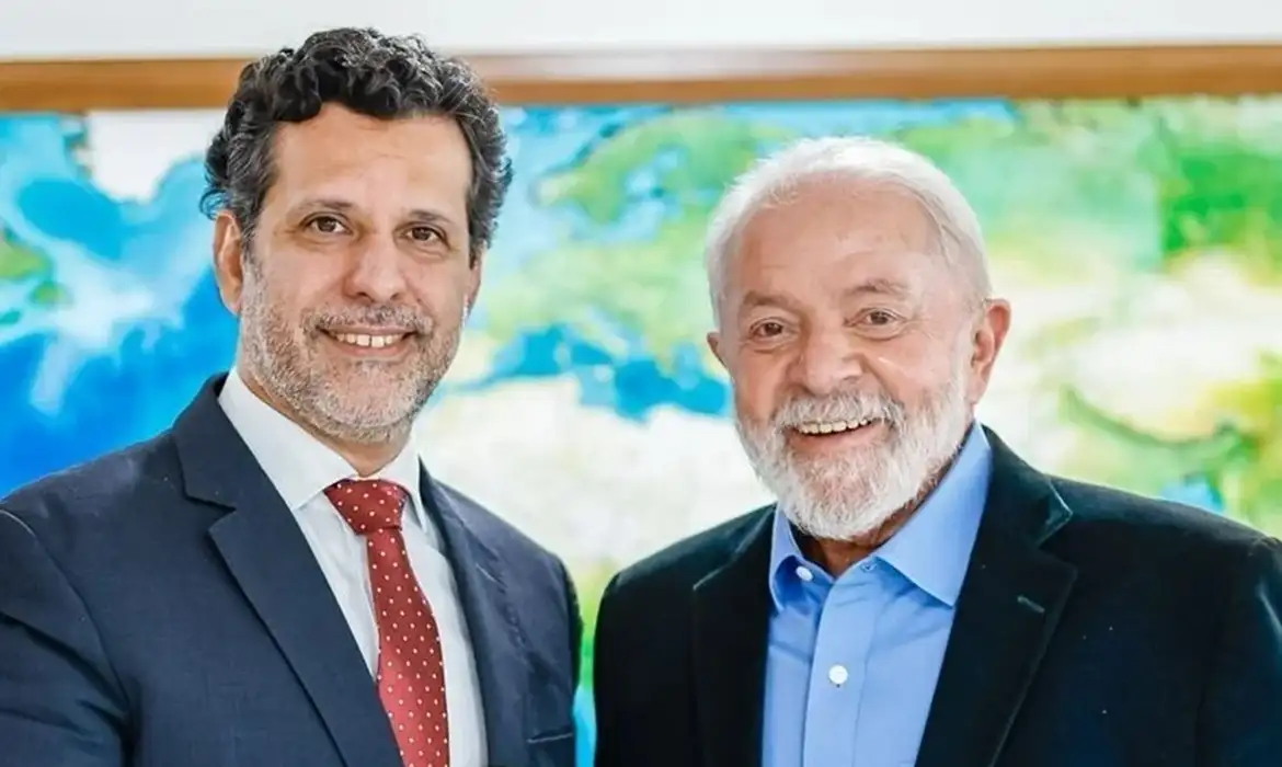 Lula anuncia Leonardo Barchini como novo ministro da Educação