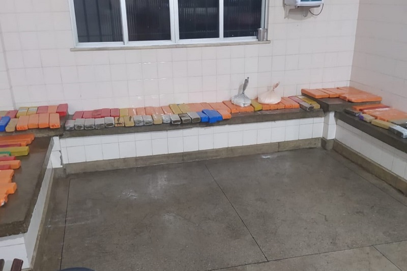 PRE-BA apreende 121 Kg de droga em ônibus de turismo no distrito de Sussuarana