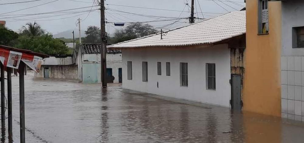 Após novas enchentes, 15,4 mil estão fora de casa na Bahia, indica Sudec