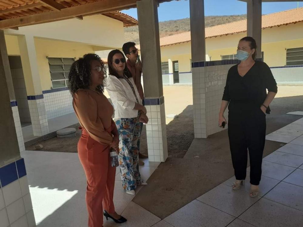 Matina: Secretária de Educação faz visita a obra do Colégio do Pichico