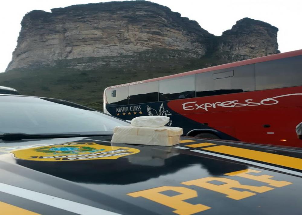 Região: PRF apreende 2,5 Kg de pasta base com passageiro em ônibus de turismo 