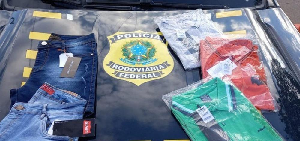 Região: PRF apreende 184 peças de roupa falsificadas em ônibus 