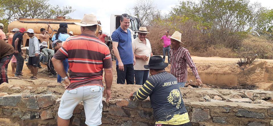 Caetité: Prefeito Aldo Gondim acompanha trabalho de revitalização do Tanque de Aroeiras