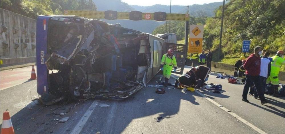 Acidente de ônibus com time de futsal deixa dois mortos e 21 feridos
