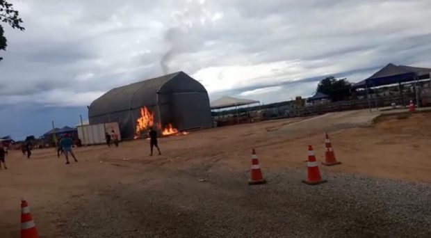 Bahia: moradores ateiam fogo em galpão com trabalhadores infectados por covid-19 