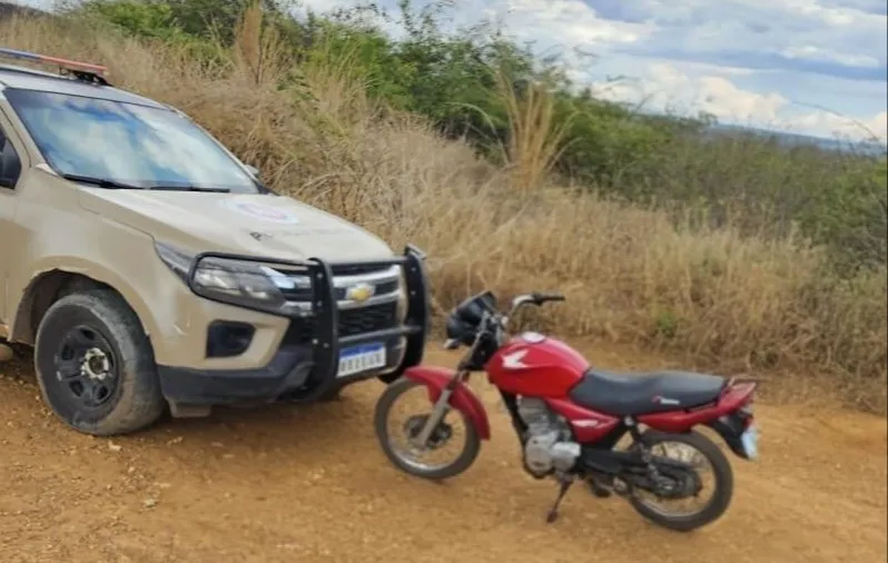 Moto furtada é recuperada e drogas são apreendidas durante ação da PM em Caetité