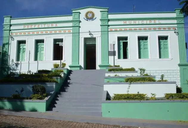 Prefeitura de Riacho de Santana diz que já havia ajustado contratos antes de decisão do TCM