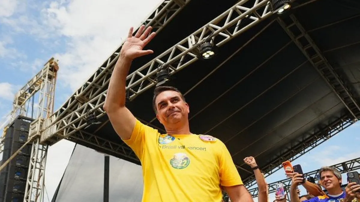 Flávio Bolsonaro promete enquadrar facções como terroristas durante ato em Vitória da Conquista