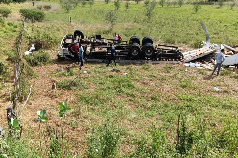 Região: Homem morre e outro fica ferido após caminhão capotar na BR-030 
