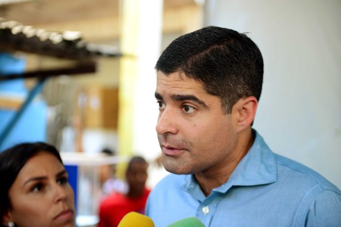 Neto diz que Bolsonaro 'não tem postura' para exercer liderança do país