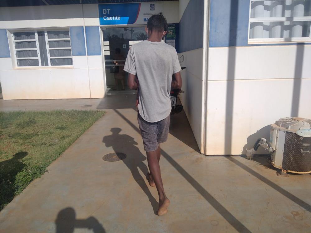 Homem em situação de rua surta e danifica objetos na Galeria Caiçara em Caetité