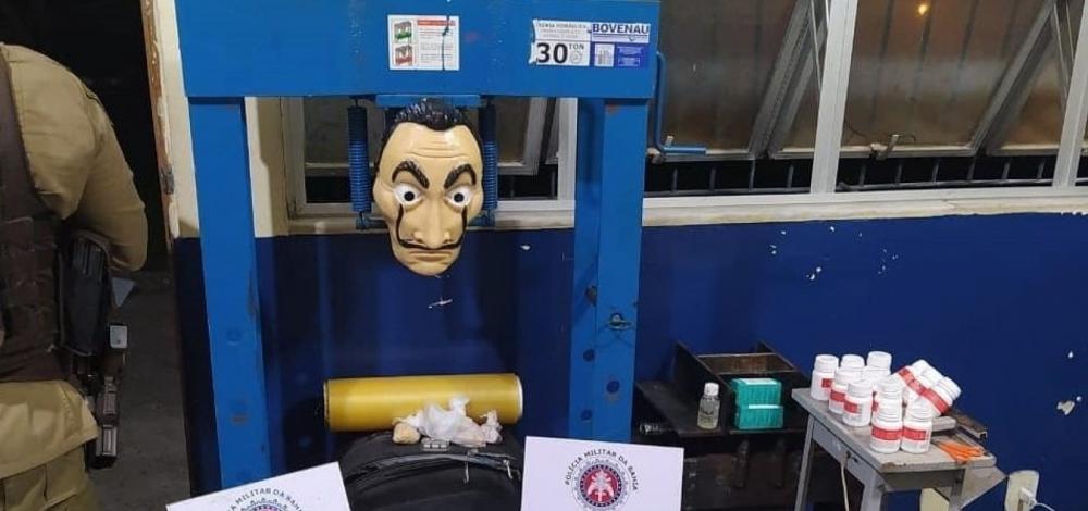Bahia: PM descobre laboratório com drogas e máscara da série 'La Casa de Papel' 
