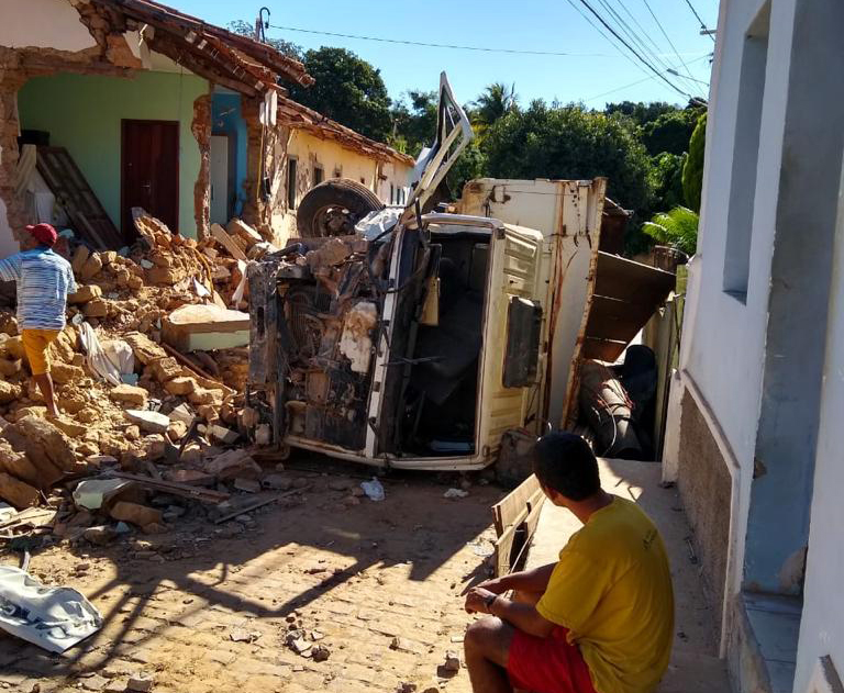 Caetité: Sem freios, caçamba desgovernada destrói casa no distrito do Brejinho das Ametistas