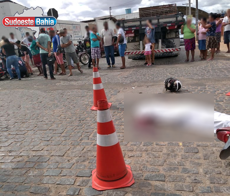 Jovem morre ao colidir moto com caminhão no Bairro Brasília, em Guanambi