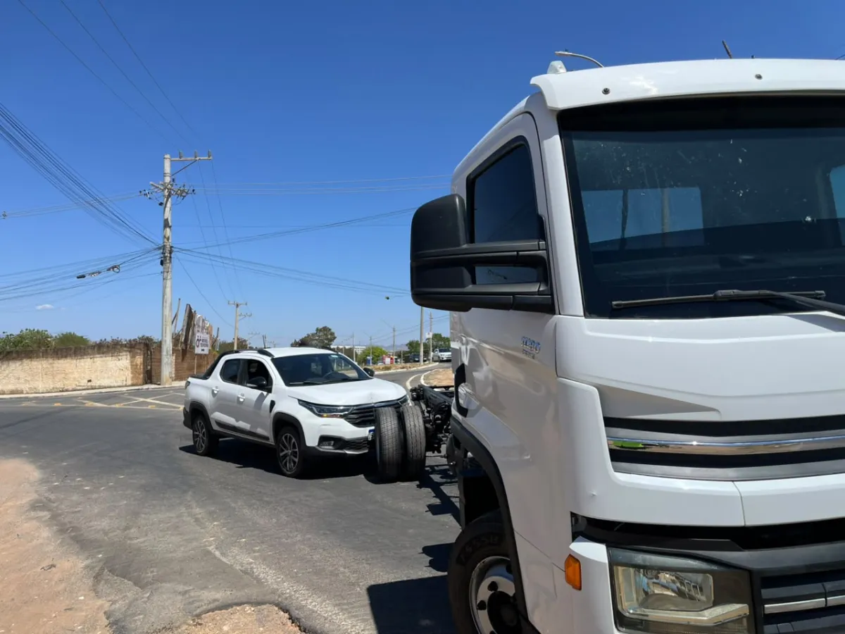 Caminhão rebocado arrebenta corda e bate em caminhonete em Guanambi