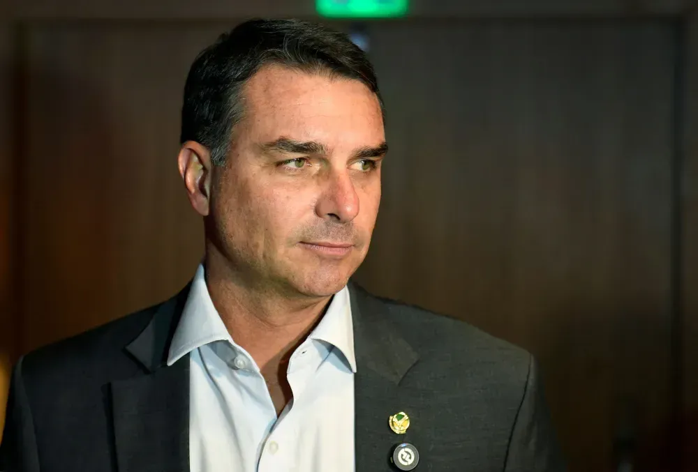 Flávio Bolsonaro diz que filiação ao Missão foi tentativa de barrar candidatura