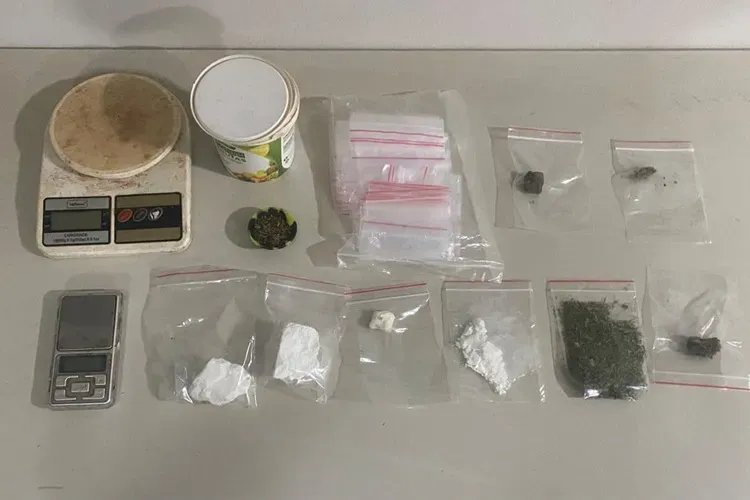 Suspeito é detido com drogas durante ação da Rondesp em Feira da Mata