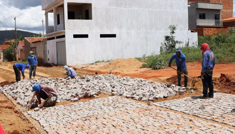 Mais uma rua está sendo calçada em Caetité