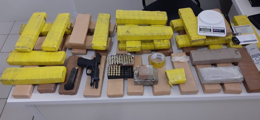 Polícia apreende arma policial e 40 Kg de maconha em condomínio em Vitória da Conquista