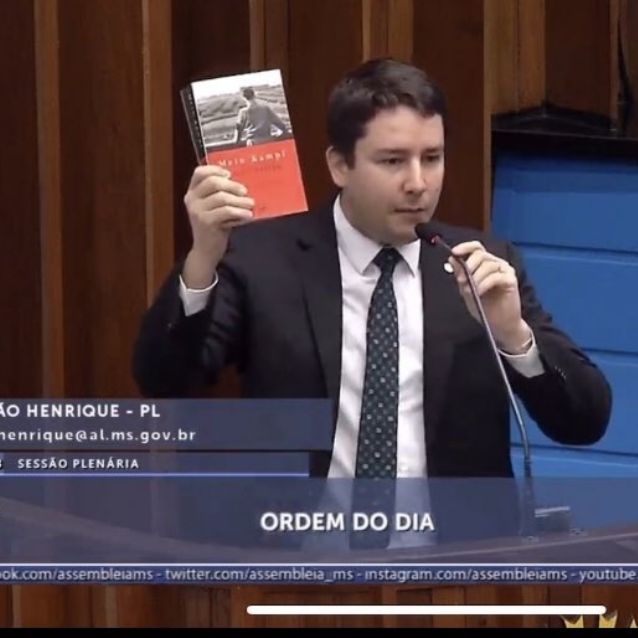 Deputado bolsonarista exibe Mein Kampf, livro de Hitler, em Assembleia do MS
