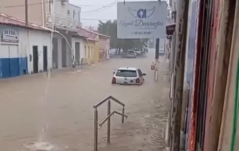 Chuva intensa provoca alagamentos em ruas de Iuiu