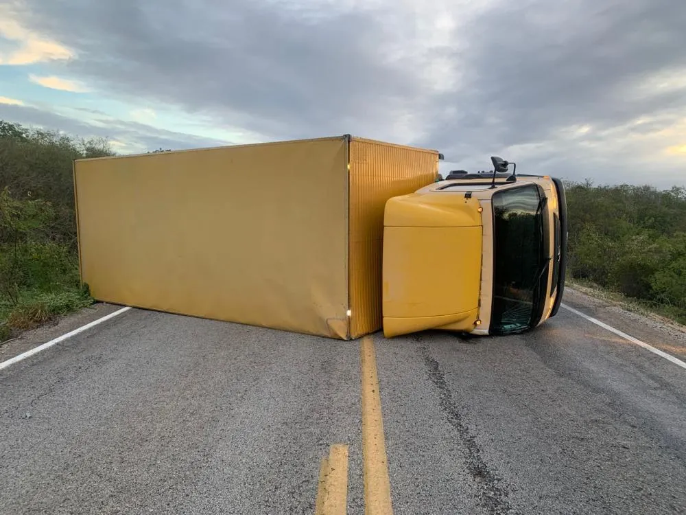 Caminhão tomba e bloqueia trecho da BA‑026 entre Contendas do Sincorá e Anagé