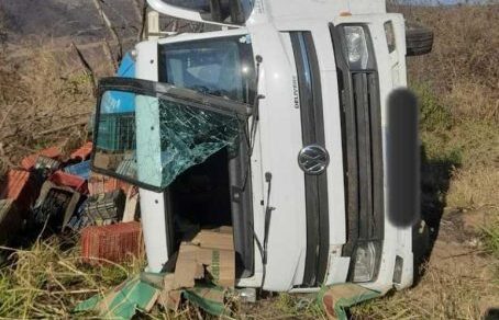Homem morre após caminhão carregado com frutas capotar na BA-262 em Anagé