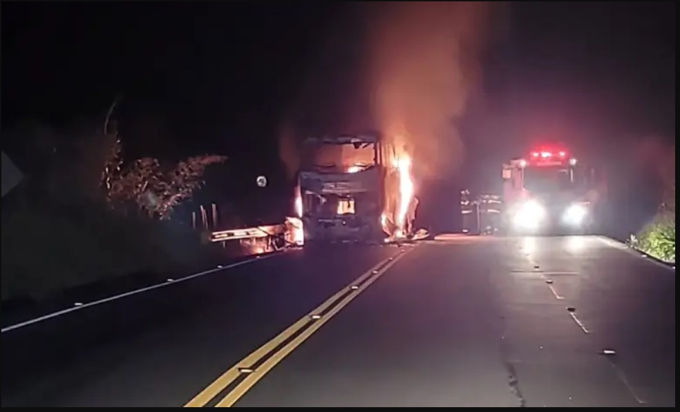 Região: Ônibus pega fogo na BA-263, na Serra do Marçal 