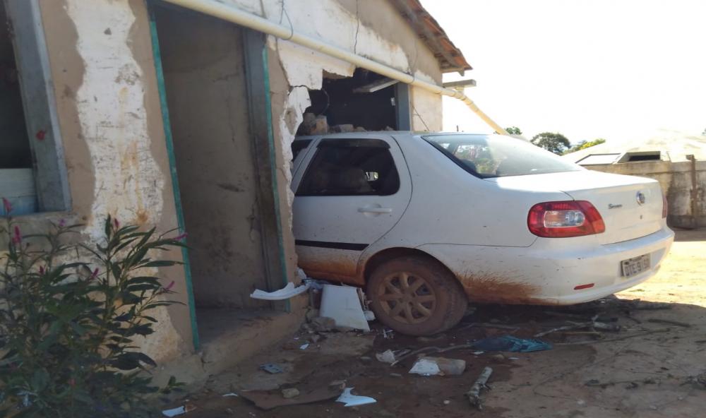 Carro desgovernado invade casa em Tanque Novo