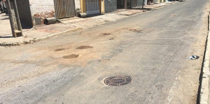 Moradores reclamam da precariedade da Avenida Tiradentes em Guanambi