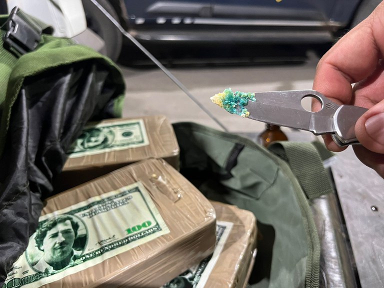 Barreiras: PRF apreende cocaína com “nota de Dólar do Pablo Escobar”