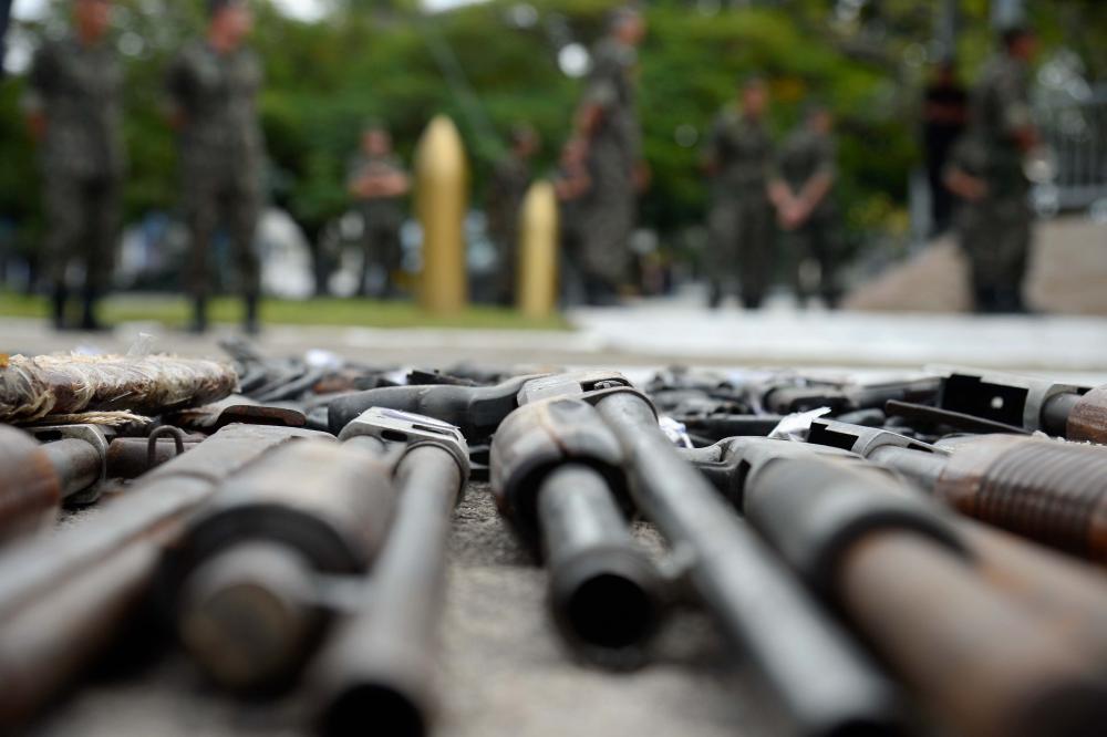 Exército liberou licenças de armas para 5,2 mil condenados por tráfico de drogas e outros crimes