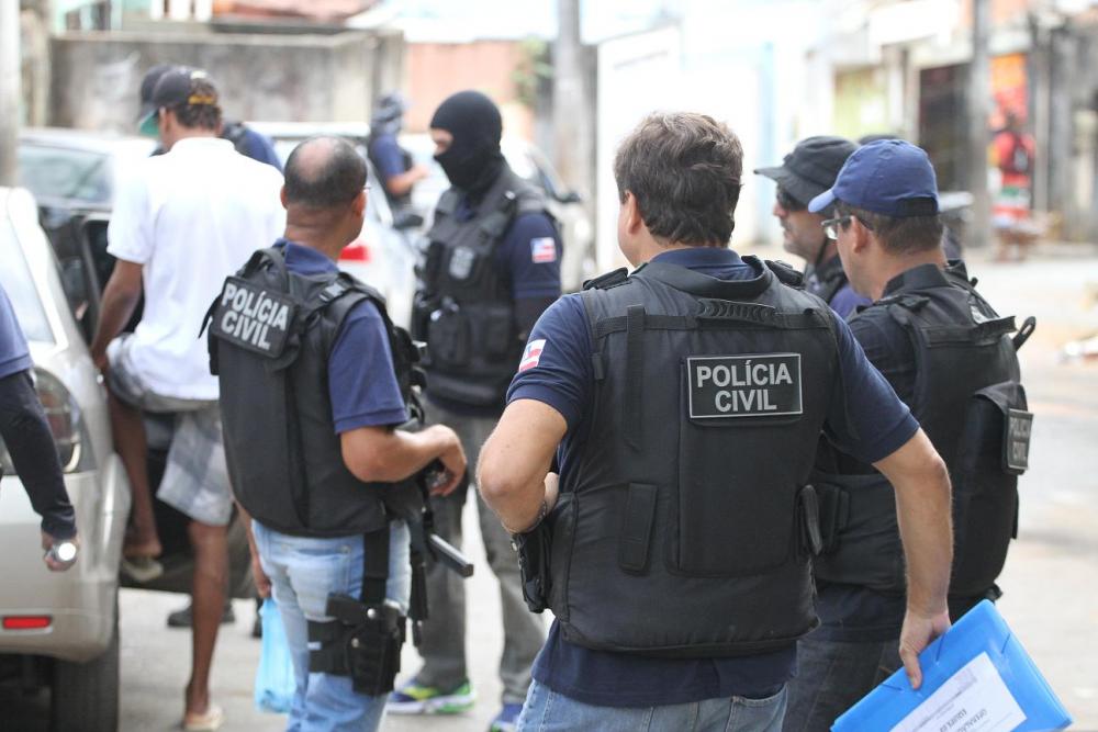 Operação que busca foragidos por homicídio e feminicídio cumpre mais de 200 mandados de prisão na Bahia
