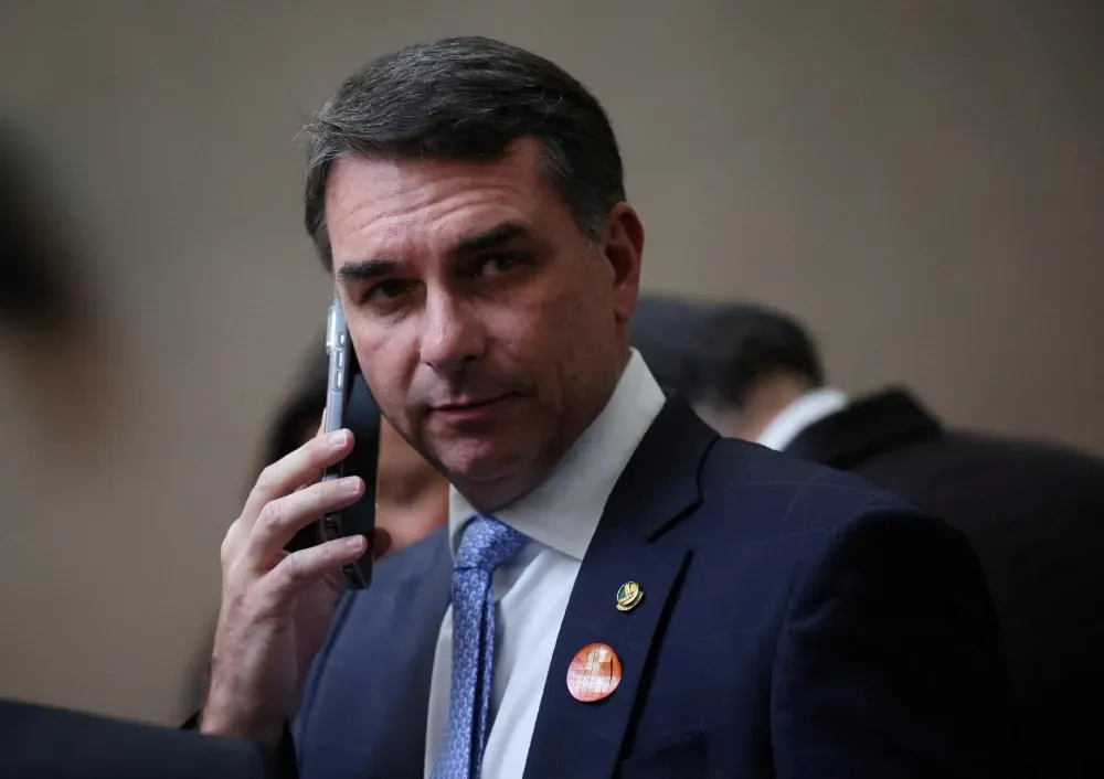 Alerj e Senado informam pós-graduação que Flávio Bolsonaro não fez