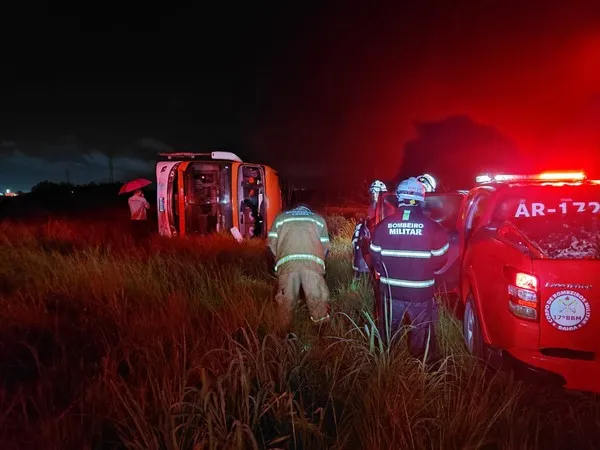 Ônibus com 42 passageiros tomba na BR-020, em São Desidério