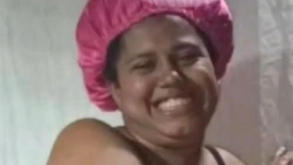 Mulher morre após sofrer choque elétrico enquanto usava celular ligado à tomada