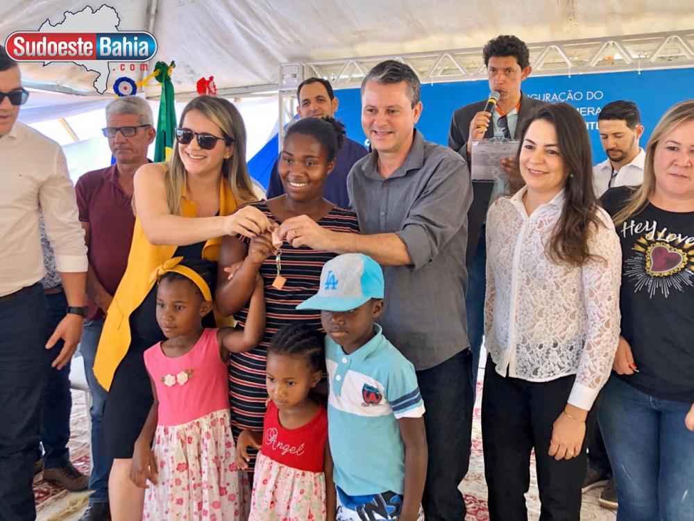 Emoção e muita alegria marca a entrega das 300 residências do Programa Minha Casa Minha Vida, em Caetité 