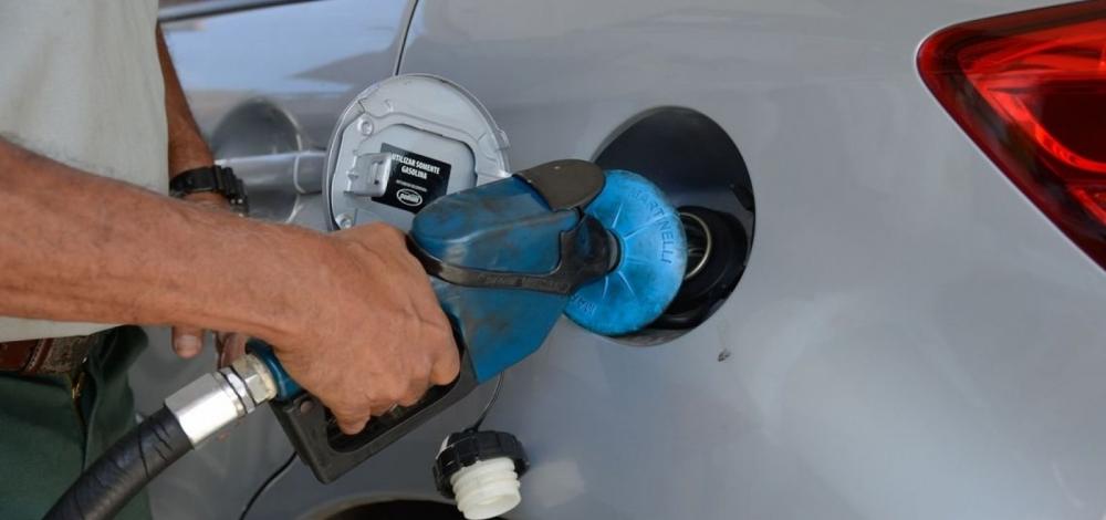 Petrobras recua e adia reajuste do diesel