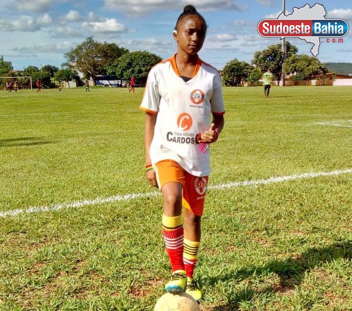 Única mulher em equipe masculina de futebol, atleta de Escolinha de Boquira participa da Copinha de Futebol de Base em Caetité 