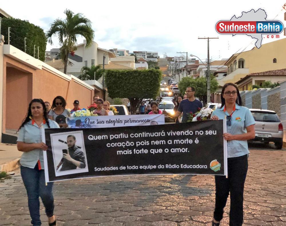 Caetité: Tristeza marca o sepultamento das vítimas do grave acidente entre ônibus e caminhão na BR-030 