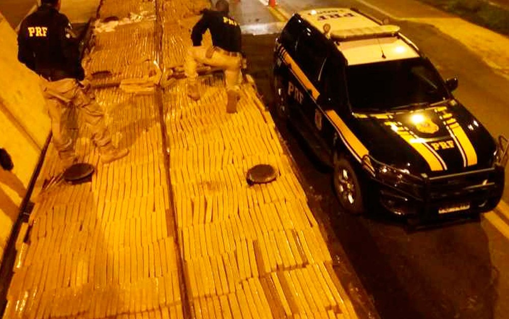 Sudoeste: PRF apreende quase 1,5 tonelada de maconha escondida em carga de esterco