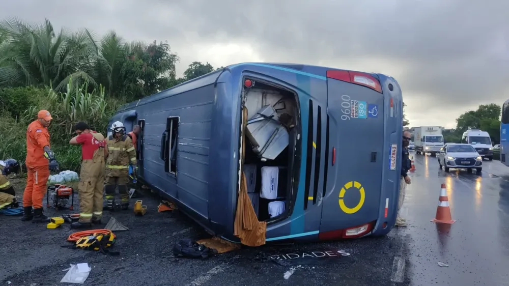 Ônibus da Cidade Sol tomba na BR‑324 e deixa um morto e passageiros feridos