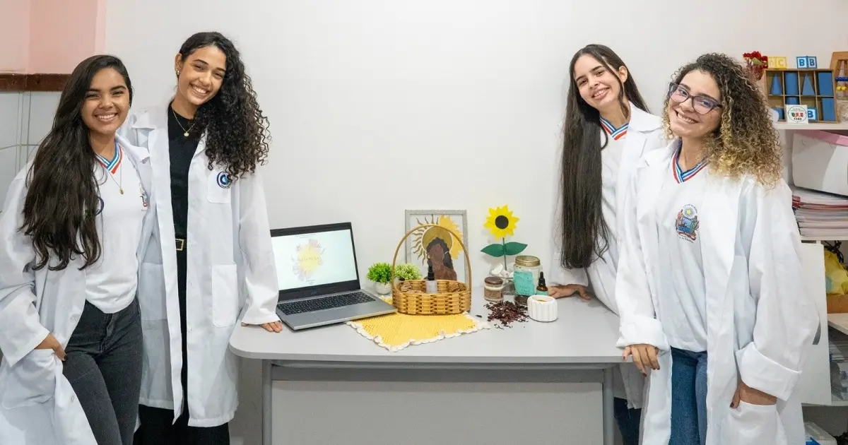 Alunas de escola pública desenvolvem bronzeador sustentável à base de buriti e hibisco no semiárido baiano