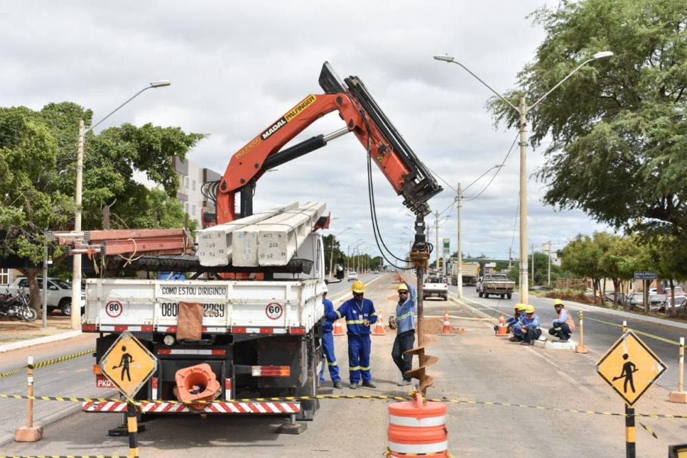 Após intensa cobrança da Prefeitura de Guanambi, Coelba inicia retirada de postes das rotatórias da Ambev e Guarujá na BR-030
