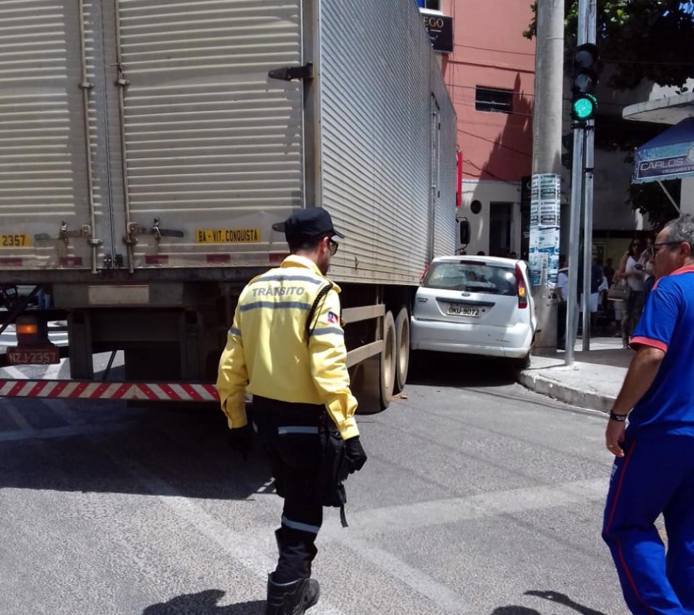 Dois veículos se envolvem em acidente no Centro de Guanambi