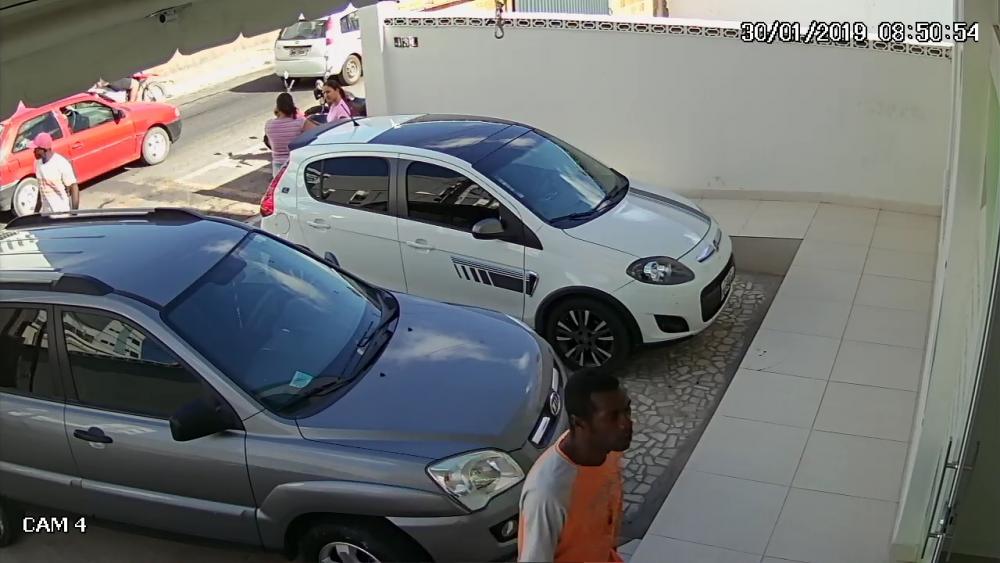 Homem invade clínica e furta aparelho celular no centro de Guanambi